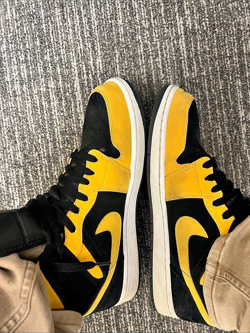 Jordan Air Jordan 1 Mid-Top Sneakers Yellow & Black